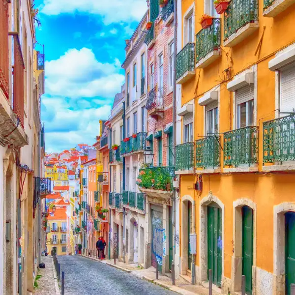 Rua colorida tradicional portuguesa - HonuNautic atende clientes em todo Portugal com rapidez INOX