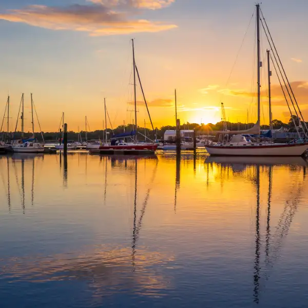 Marina portuguesa ao pôr do sol - componentes náuticos INOX de qualidade para embarcações